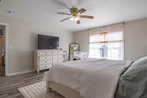 Bedroom - 4909 E County Line Rd, Springfield, OH 45502 photo 3 of 7