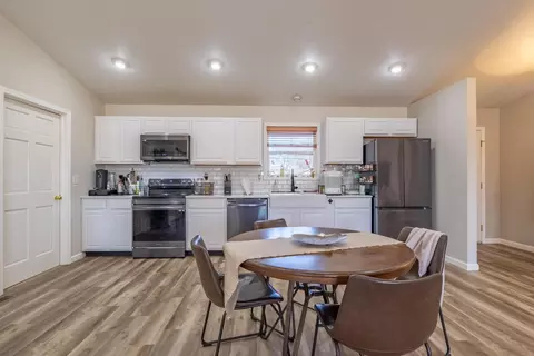 Kitchen - 4909 E County Line Rd, Springfield, OH 45502 photo 4 of 6