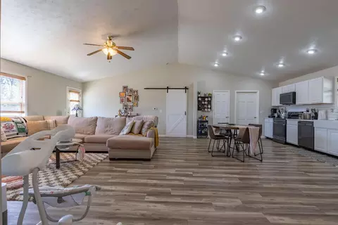 Living - 4909 E County Line Rd, Springfield, OH 45502 photo 3 of 5