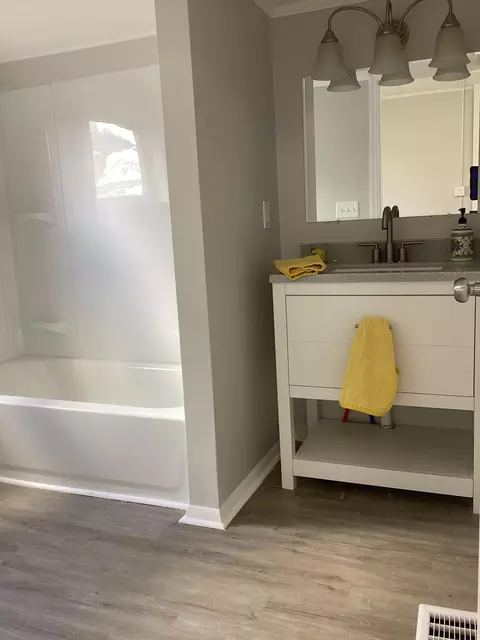 Bath - 180 Warner Ave, Logan, OH 43138 photo 1 of 2