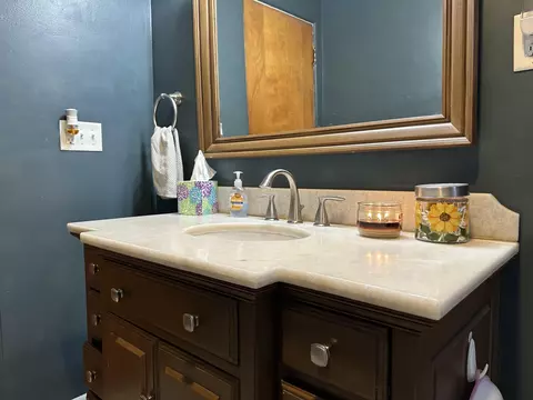 Bath - 2943 S Burnett Rd, Springfield, OH 45505 photo 3 of 7