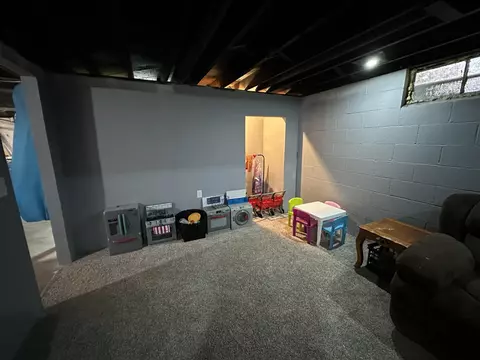 Living - 2943 S Burnett Rd, Springfield, OH 45505 photo 10 of 10