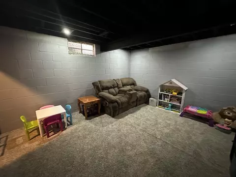 Living - 2943 S Burnett Rd, Springfield, OH 45505 photo 9 of 10