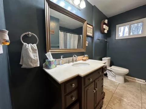 Bath - 2943 S Burnett Rd, Springfield, OH 45505 photo 2 of 7