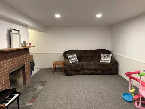 Living - 2943 S Burnett Rd, Springfield, OH 45505 photo 6 of 10
