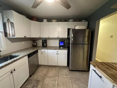 Kitchen - 2943 S Burnett Rd, Springfield, OH 45505 photo 2 of 6