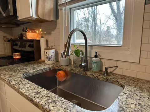 Kitchen - 2943 S Burnett Rd, Springfield, OH 45505 photo 6 of 6