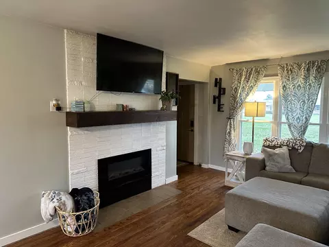Living - 2943 S Burnett Rd, Springfield, OH 45505 photo 1 of 10