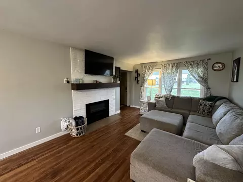 Living - 2943 S Burnett Rd, Springfield, OH 45505 photo 2 of 10