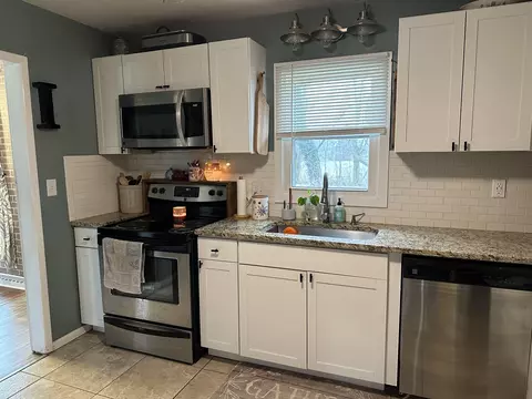 Kitchen - 2943 S Burnett Rd, Springfield, OH 45505 photo 4 of 6