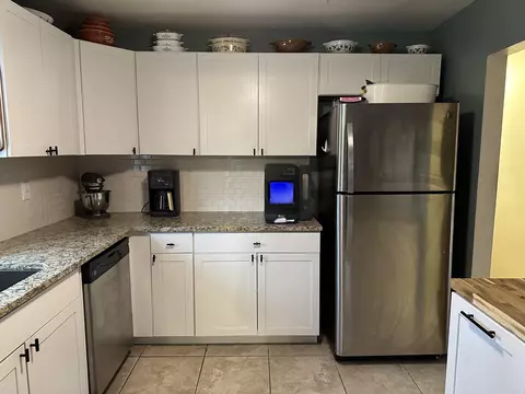 Kitchen - 2943 S Burnett Rd, Springfield, OH 45505 photo 3 of 6