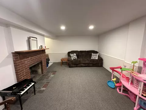Living - 2943 S Burnett Rd, Springfield, OH 45505 photo 7 of 10