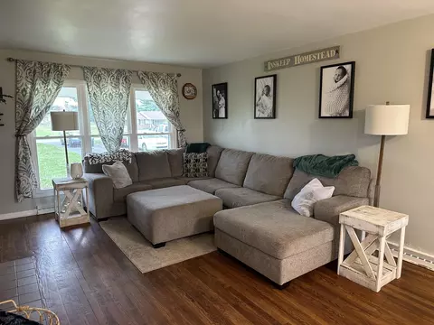 Living - 2943 S Burnett Rd, Springfield, OH 45505 photo 3 of 10