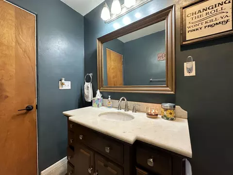 Bath - 2943 S Burnett Rd, Springfield, OH 45505 photo 4 of 7