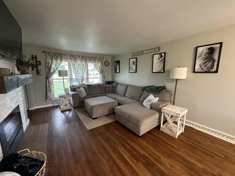 Living - 2943 S Burnett Rd, Springfield, OH 45505 photo 4 of 10