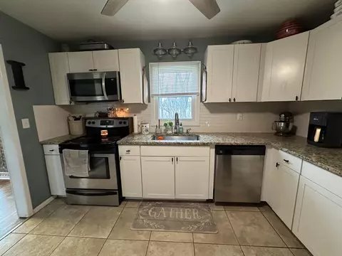 Kitchen - 2943 S Burnett Rd, Springfield, OH 45505 photo 5 of 6