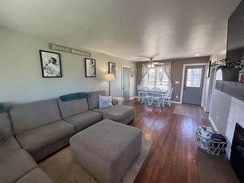 Living - 2943 S Burnett Rd, Springfield, OH 45505 photo 5 of 10