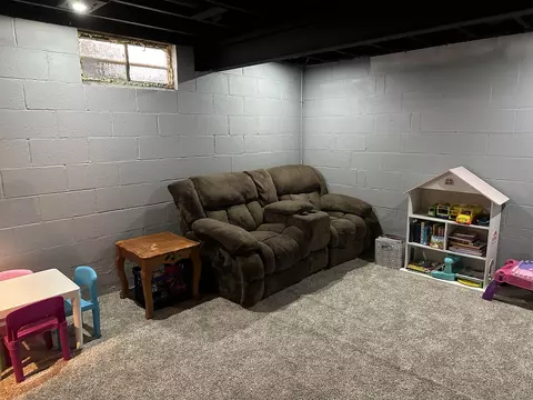 Living - 2943 S Burnett Rd, Springfield, OH 45505 photo 8 of 10