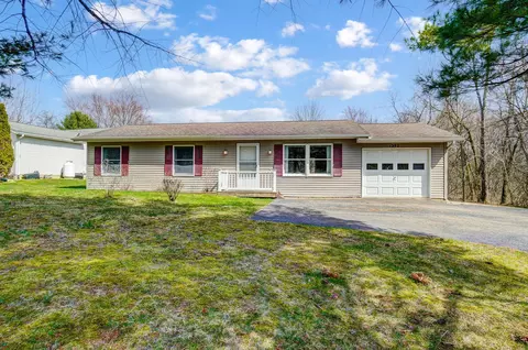 1392 Apple Valley Dr, Howard, OH 43028