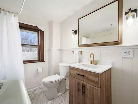 Bath - 344 E Kossuth St, Columbus, OH 43206 photo 2 of 2