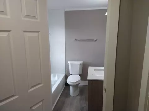 Bath - 490-492 E Morrill Ave, Columbus, OH 43207 photo 1 of 3