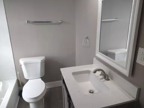 Bath - 490-492 E Morrill Ave, Columbus, OH 43207 photo 3 of 3