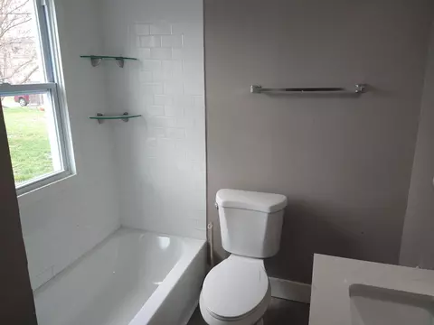 Bath - 490-492 E Morrill Ave, Columbus, OH 43207 photo 2 of 3