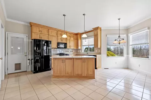 Kitchen - 284 Trail East SW, Pataskala, OH 43062 photo 4 of 5
