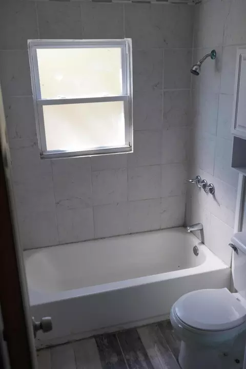 Bath - 3375 Niagara St, Cincinnati, OH 45251 photo 1 of 3