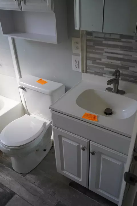 Bath - 3375 Niagara St, Cincinnati, OH 45251 photo 2 of 3