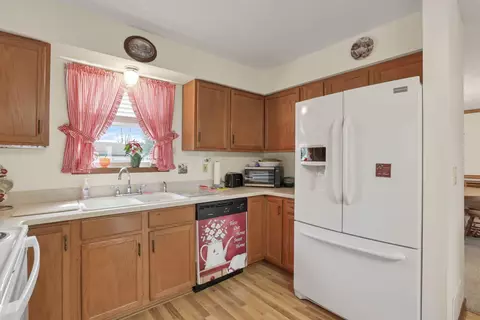Kitchen - 208 Christopher Ct, Hebron, OH 43025 photo 3 of 4