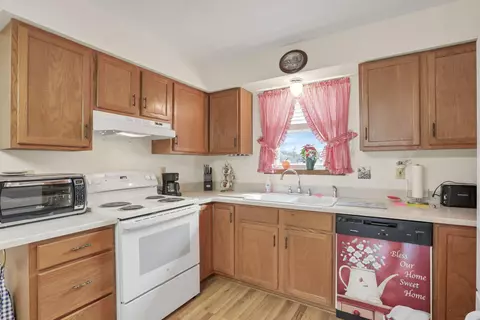 Kitchen - 208 Christopher Ct, Hebron, OH 43025 photo 2 of 4