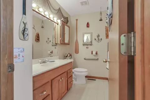 Bath - 208 Christopher Ct, Hebron, OH 43025 photo 2 of 5