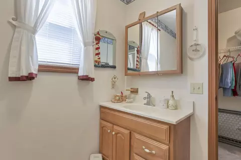 Bath - 208 Christopher Ct, Hebron, OH 43025 photo 5 of 5