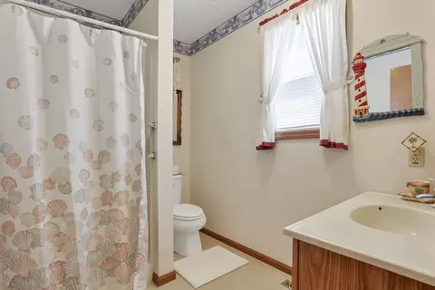 Bath - 208 Christopher Ct, Hebron, OH 43025 photo 4 of 5