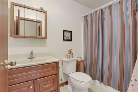 Bath - 208 Christopher Ct, Hebron, OH 43025 photo 3 of 5