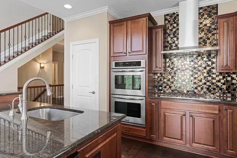 Kitchen - 6737 Vineyard Haven Loop, Dublin, OH 43016 photo 5 of 6