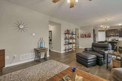 Entry Way - 4938 Farview Rd, Columbus, OH 43231 photo 4 of 11