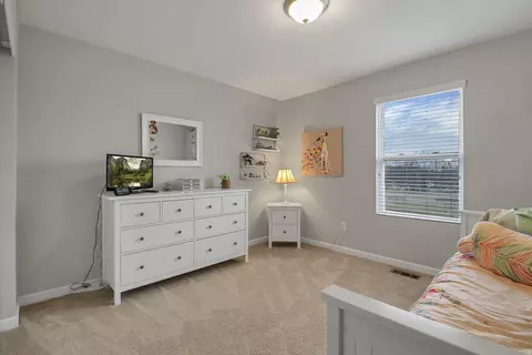 Bedroom - 4938 Farview Rd, Columbus, OH 43231 photo 7 of 14