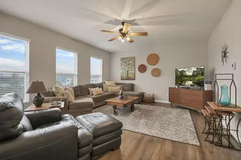 Living - 4938 Farview Rd, Columbus, OH 43231 photo 3 of 3