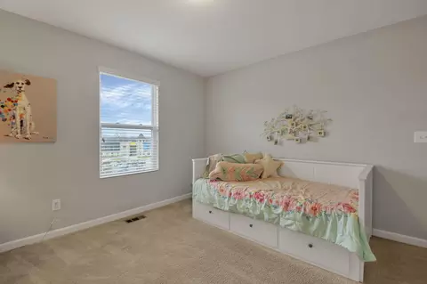 Bedroom - 4938 Farview Rd, Columbus, OH 43231 photo 6 of 14
