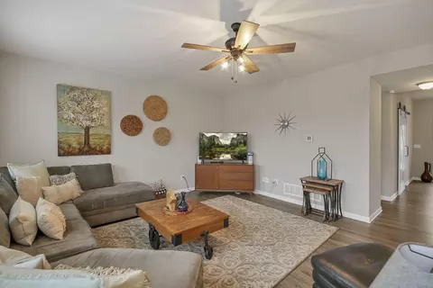 Living - 4938 Farview Rd, Columbus, OH 43231 photo 2 of 3