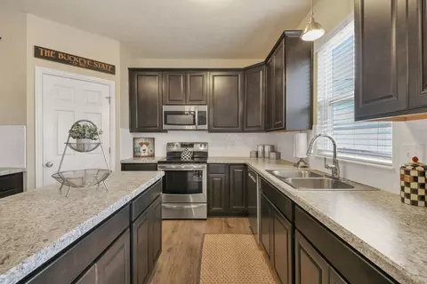 Kitchen - 4938 Farview Rd, Columbus, OH 43231 photo 4 of 6