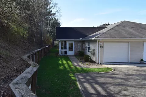 1138 Chatham Dr, Zanesville, OH 43701