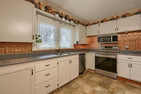 Kitchen - 3664 Four Mile Rd, Jackson, OH 45640 photo 3 of 4