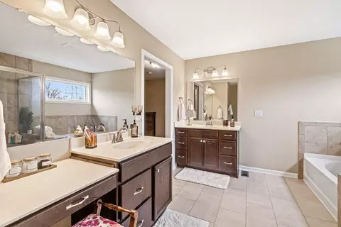 Bath - 2176 Nelson Ln, Delaware, OH 43015 photo 2 of 6