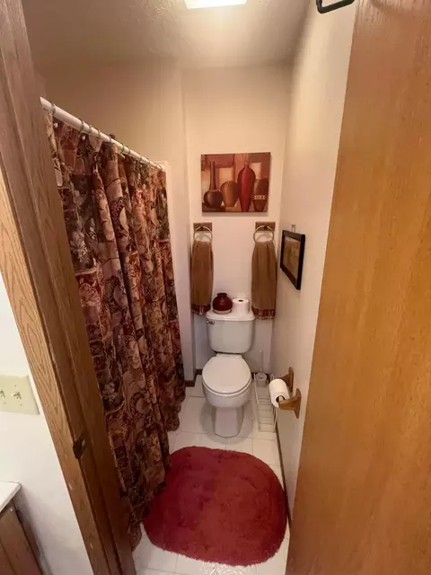 Bath - 10 E Fieldstone Dr, Pataskala, OH 43062 photo 2 of 4