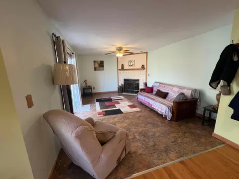 Living - 10 E Fieldstone Dr, Pataskala, OH 43062 photo 2 of 3
