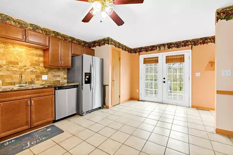 Kitchen - 61 David St, Delaware, OH 43015 photo 4 of 6