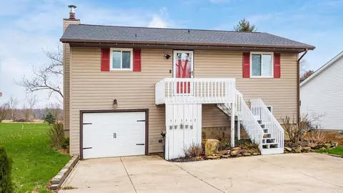 760 Country Club Dr, Howard, OH 43028